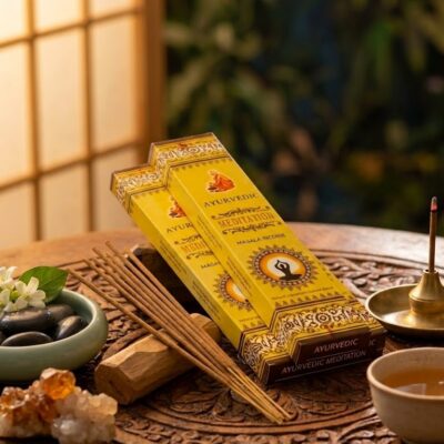 3 boites d'encens ayurvedic méditation posées sur un fond en bois
