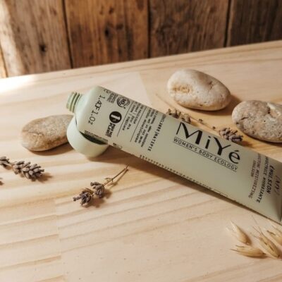 Une crème de la marque MiYé posée sur une table en bois