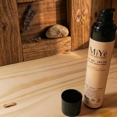 Un gel intime de la marque Miyé posé sur une table ne bois