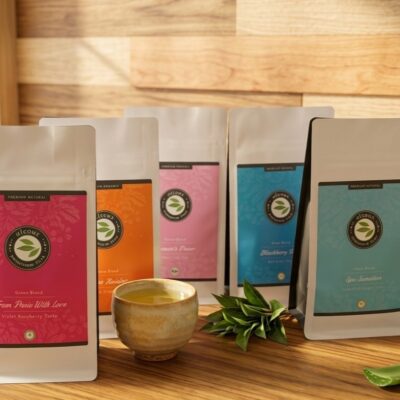 5 sachets de thé de la marque Alveus avec une tasse de thé et des feuilles, de l'aloe vera et des fleurs de cerisier